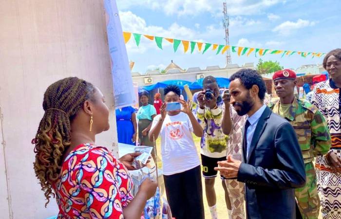 Tchad : le ministre de la jeunesse exhorte les jeunes entrepreneurs au Festival des boissons locales.